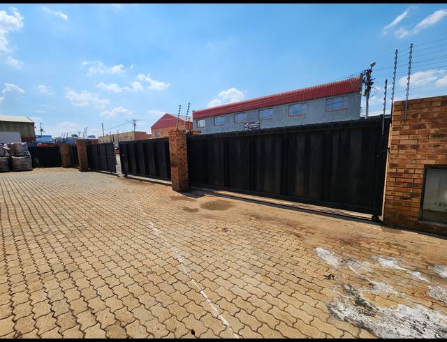 440M² MINI FACTORY FOR SALE IN DRIEHOEK